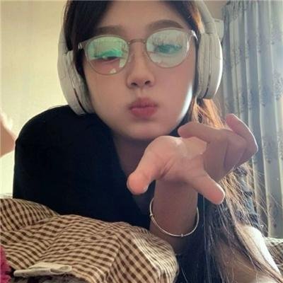 女生向前走海报